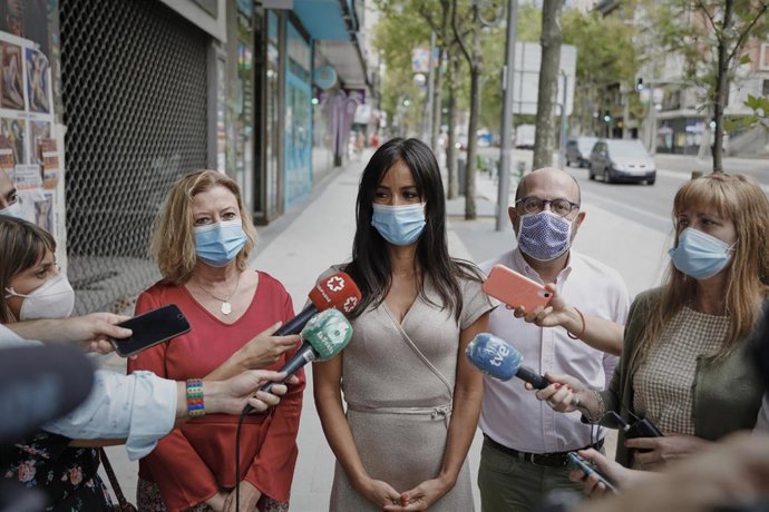 La alcaldesa en funciones de Madrid, Begoña Villacís, responde a los medios durante su visita la remodelación de las calles Princesa y Ventura Rodríguez, en Madrid, (España), a 11 de agosto de 2020.
