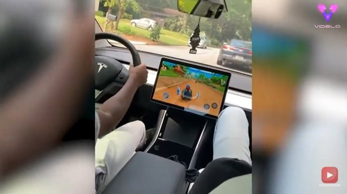 Este videojuego tipo Mario Kart se juega con el volante y los pedales de un Tesla