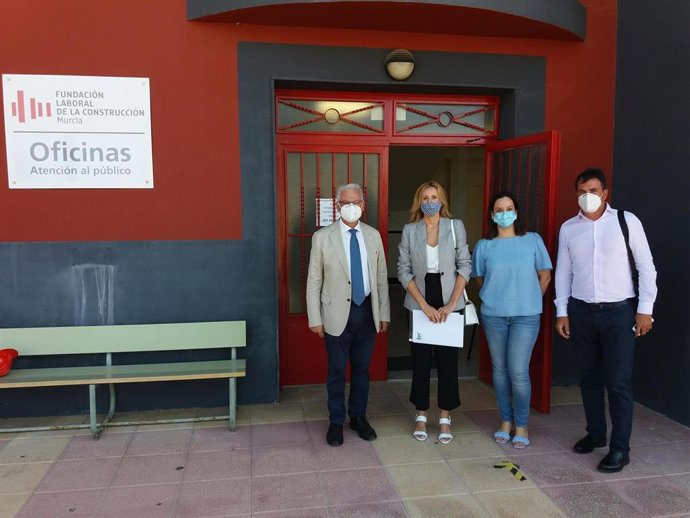 La directora general del SEF, Marisa López, visita los cursos que se imparten en la Fundación Laboral de la Construcción en Alhama de Murcia