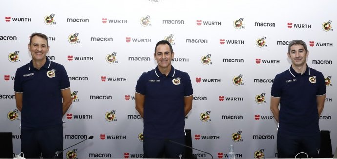 Clos Gómez (izda) y Undiano Mallenco (dcha) junto a Carlos Velasco Carballo