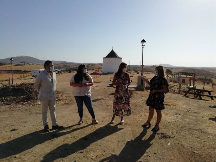 La delegada de Turismo, Regeneración, Justicia y Administración Local en Huelva, María Ángeles Muriel, en su visita al Molino 'El Santo' de El Granado (Huelva).