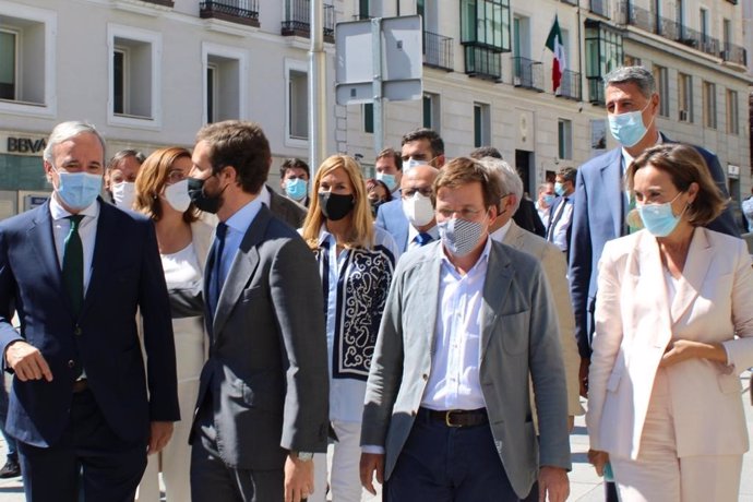 El alcalde de Zaragoza, Jorge Azcón, con el presidente del PP, Pablo Casado, y otros alcaldes tras decaer la convalidación del real decreto de los remanentes de los ayuntamientos