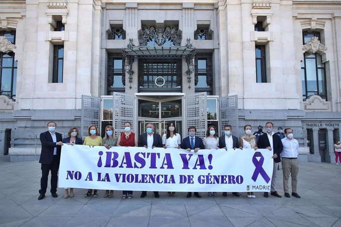 El alcalde de Madrid, José Luis Martínez-Almeida, junto a la vicealcaldesa, Begoña Villacís, (en el centro de la imagen)y otros miembros del Gobierno municipal, para condenar la última muerte por violencia de género.