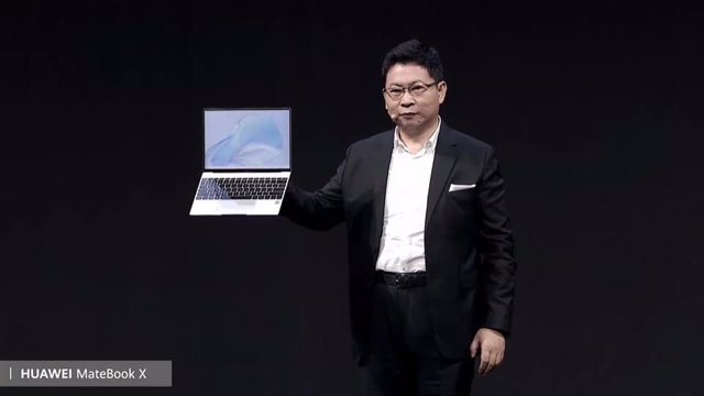 Richard Yu, CEO de Huawei Consumo, presenta el portátil Huawei MateBook X.