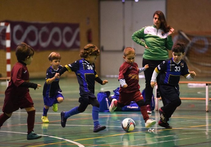 Niños disputan un entrenamiento de fútbol sala