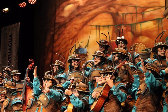 El coro La Colonial durante su actuación en el Gran Teatro Falla