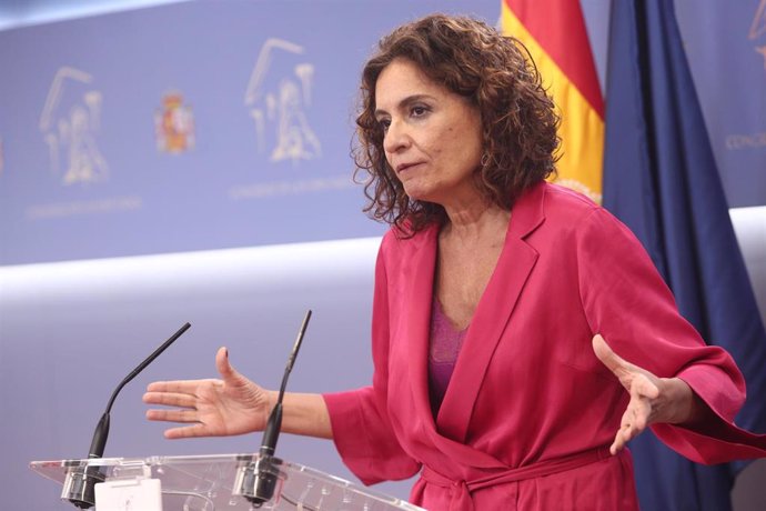 La ministra de Hacienda, María Jesús Montero, ofrece una rueda de prensa en la sala de prensa del Congreso de los Diputados, en Madrid (España),
