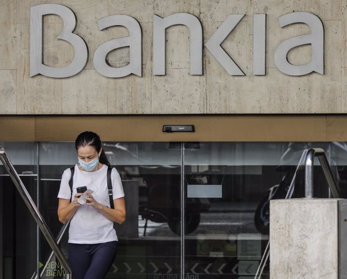 Una dona surt de la seu de Bankia a Valncia.