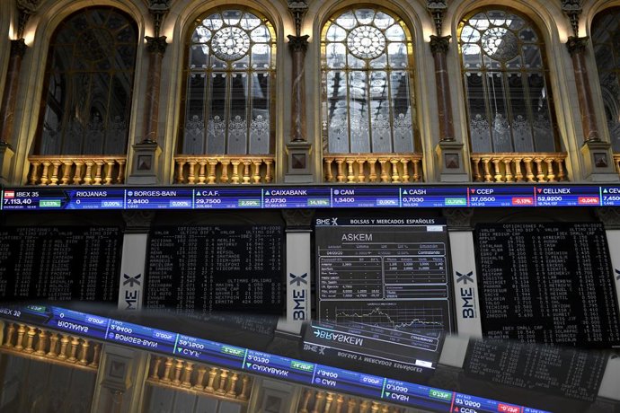 Valores en la Bolsa de Madrid (España), a 4 de septiembre de 2020. El Ibex 35 repuntaba un 1,7% en la media sesión de este viernes, hasta situarse en los 7.125,1 puntos, en una jornada en la que Bankia y CaixaBank son protagonistas tras confirmar que ne