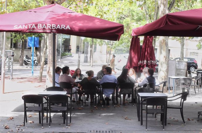 Clientes en una terraza de un bar