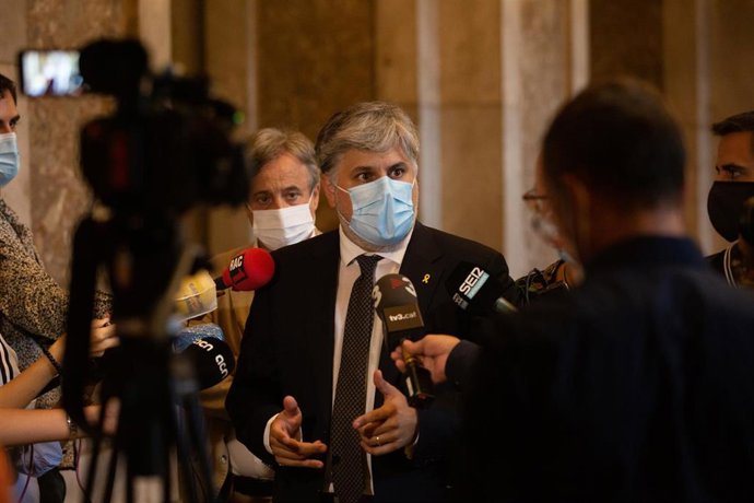 El presidente de JxCat en el Parlament, Albert Batet, responde a los medios tras el pleno del Parlament. En Barcelona, Cataluña, (España), a 9 de septiembre de 2020. Este pleno da comienzo a un nuevo curso político tras el periodo vacacional de agosto e