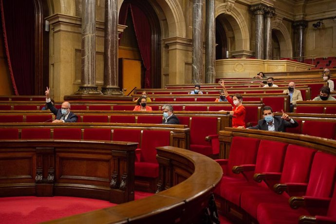 Votación de la ley que limita el precio del alquiler en el pleno del Parlament.