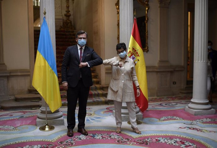 La ministra de Asuntos Exteriores, Unión Europea y Cooperación, Arancha González Laya, saluda con el codo a su homólogo de Ucrania, el ministro de Asuntos Exteriores Dmytró Kuleba en el Palacio de Viana, en Madrid (España), a 10 de septiembre de 2020.