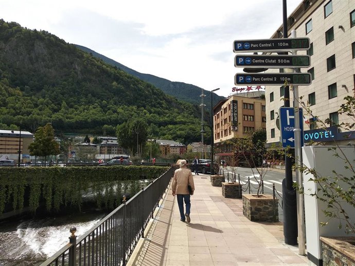 Una persona en el centro de Andorra la Vella.