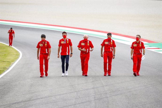 Charles Leclerc recorre Mugello con trabajadores de Ferrari