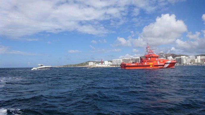 Salvamento Marítimo traslada una embarcación a Sant Antoni.
