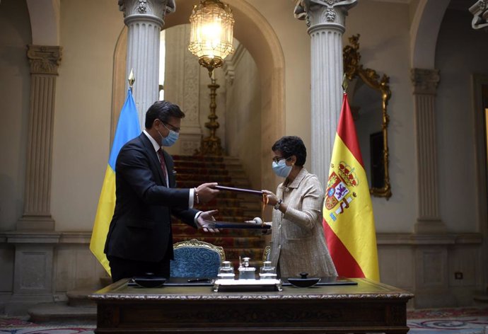 La ministra de Asuntos Exteriores, Unión Europea y Cooperación, Arancha González Laya, y su homólogo de Ucrania, el ministro de Asuntos Exteriores Dmytró Kuleba durante su reunión en el Palacio de Viana, en Madrid (España), a 10 de septiembre de 2020.
