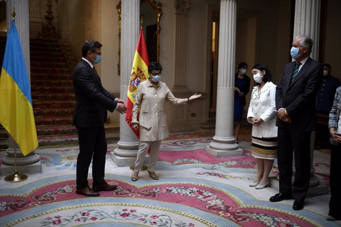 La ministra de Asuntos Exteriores, Unión Europea y Cooperación, Arancha González Laya, y su homólogo de Ucrania, el ministro de Asuntos Exteriores Dmytró Kuleba durante su reunión en el Palacio de Viana, en Madrid (España), a 10 de septiembre de 2020.