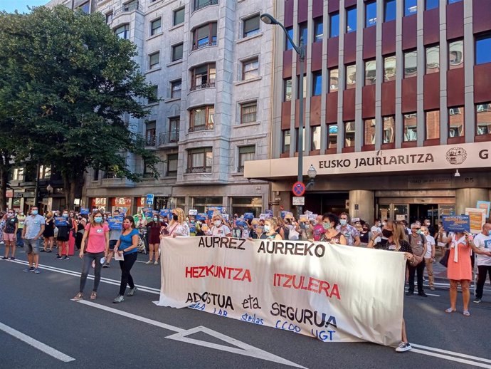 Concentración de sindicatos de Educación ante el Gobierno Vasco, en Bilbao