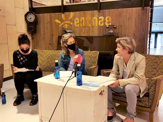 De izquierda a derecha: la actriz Mónica Torre;  la directora de la Escuela Navarra de Teatro, Fuensanta Onrubia; y la concejala delegada de Cultura e Igualdad del Ayuntamiento de Pamplona, María García-Barberena