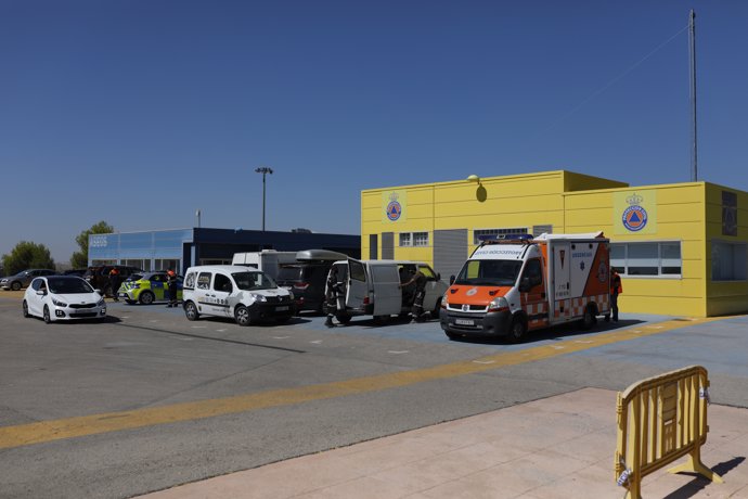 Varios vehículos se concentran en el puesto de mando de la Guardia Civil tras encontrar el cadáver de una joven desaparecida, en Rivas-Vaciamadrid