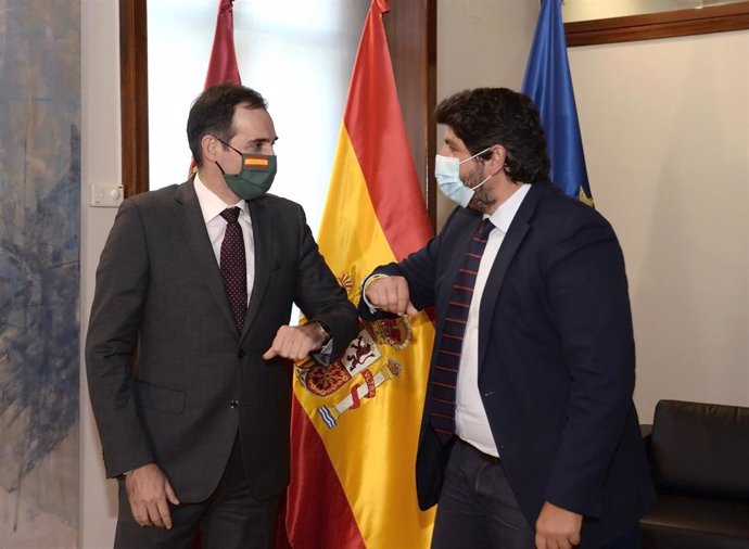 El presidente de la Región de Murcia, Fernando López Miras, y el portavoz del Grupo Parlamentario de Vox en la Asamblea regional, Juan José Liarte