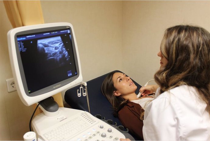 Una doctora examina a una paciente para saber si padece cáncer de tiroides, en una imagen de archivo.