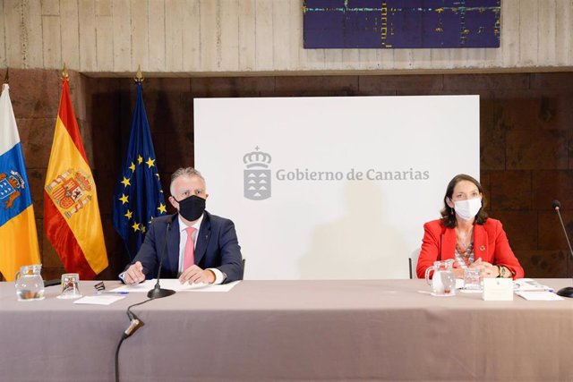 El presidente del Gobierno de Canarias, Ángel Víctor Torres, y la ministra de Industria, Turismo y Comercio, Reyes Maroto, durante su reunión para analizar la situación en la que se encuentra el archipiélago