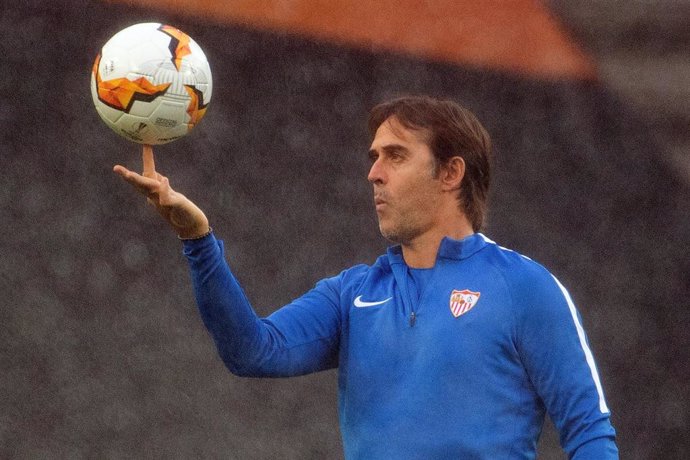 Julen Lopetegui juega con un balón durante un entrenamiento del Sevilla FC