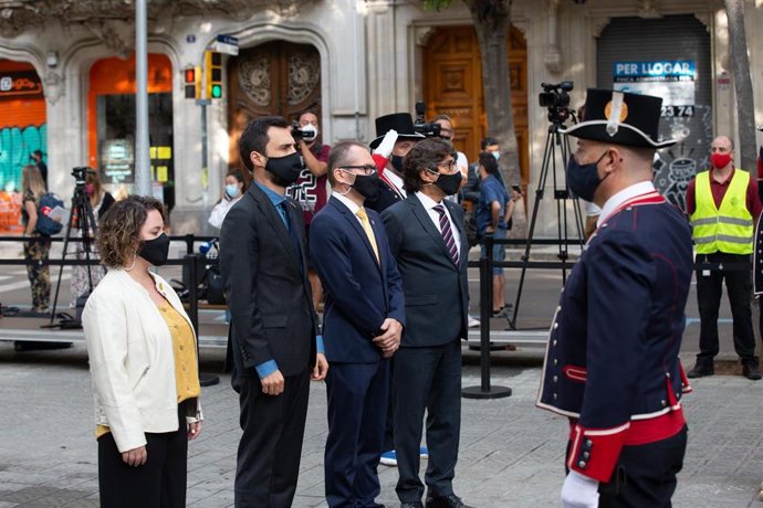 El presidente del Parlament, Roger Torrent, y los miembros de la Mesa de la Cámara Rut Ribas (ERC), Josep Costa (JxCat) y David Pérez (PSC) en la ofrenda floral en el monumento de Rafael Casanova con motivo de la Diada.