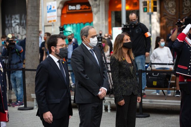 El vicepresident de la Generalitat, Pere Aragonès, el president, Quim Torra, i la consellera de Presidència, Meritxell Budó, en l'ofrena floral en el monument de Rafael Casanova amb motiu de la Diada.