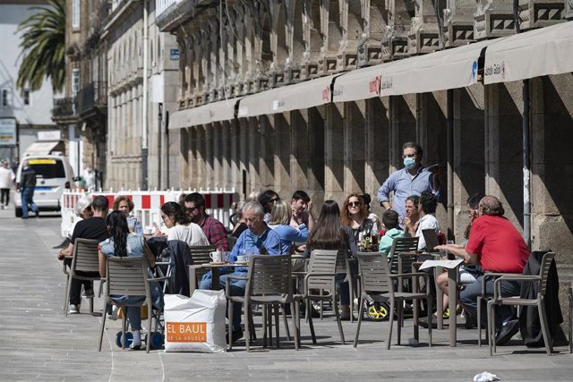 Clientes en una terraza de la capital de A Coruña, el día que en el que la provincia pasa junto al resto de las que componen Galicia -Pontevedra, A Coruña y Ourense- a la Fase 1 del Plan de Desescalada establecido por el Gobierno de España. En esta fase, 