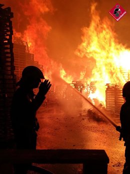Incendio en una fábrica de palets