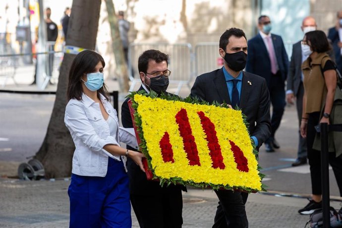 La secretaria general adjunta y portavoz de ERC, Marta Vilalta, el vicepresidente, Pere Aragons, y el presidente del Parlament, Roger Torrent, en la ofrenda floral en el monumento de Rafael Casanova con motivo de la Diada.