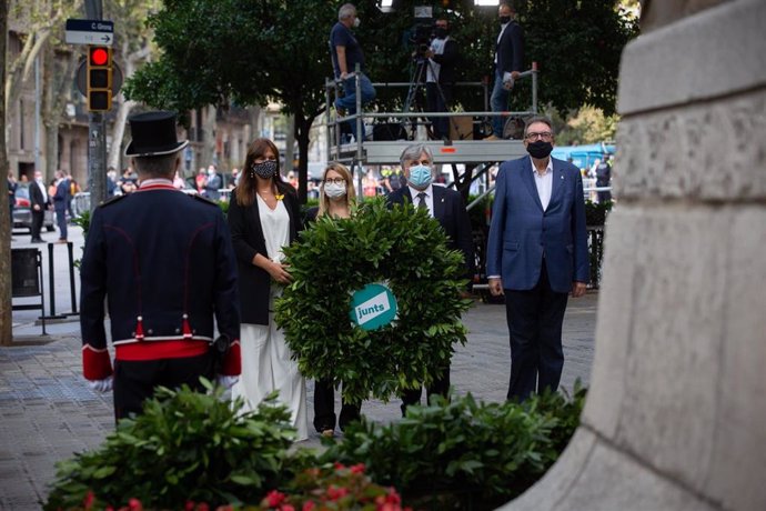 Laura Borrs, Elsa Artadi, Albert Batet y Josep Lluís Cleries en la ofrenda floral de JxCat en el monumento de Rafael Casanova con motivo de la Diada.