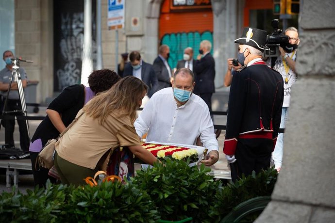Ofrenda floral de los comuns en el monumento de Rafael Casanova con motivo de la Diada encabezada por el portavoz del partido, Joan Mena.