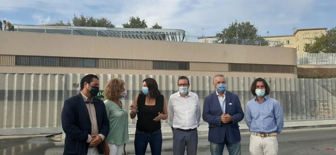 La secretaraia general del PP-A, Loles López, visita el centro de salud de Isla Chica.
