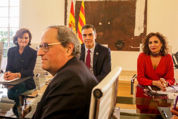 (I-D) La vicepresidenta primera y ministra de la Presidencia, Relaciones con las Cortes y Memoria Democrática, Carmen Calvo; el president de la Generalitat, Quim Torra; el presidente del Gobierno, Pedro Sánchez; y la ministra de Hacienda y portavoz del 