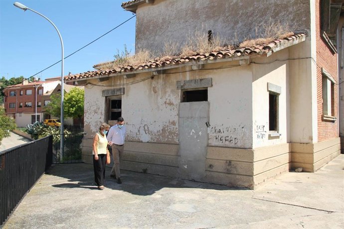 El director general de Administración Local y Despoblación, Jesús María Rodríguez, y la alcaldesa de Cárcar, María Teresa Insausti, visitan una de las zonas que se habilitarán como aparcamiento