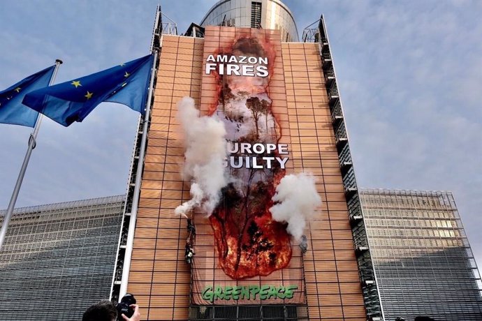 UE.- Greenpeace denuncia la destrucción de la Amazonía con una pancarta que simu