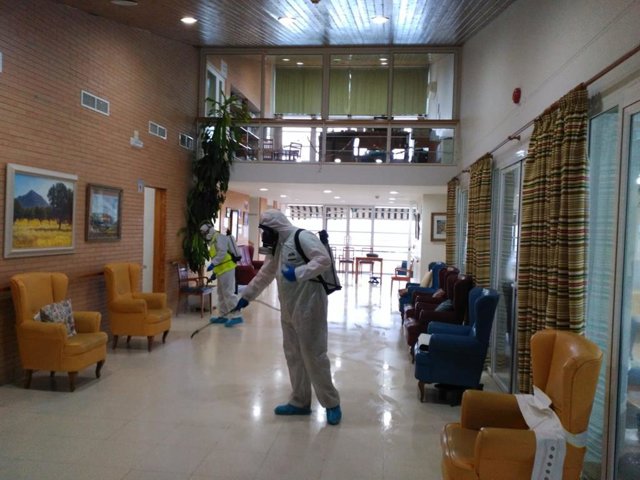 Una de las desinfecciones llevadas a cabo en la Residencia de Mayores de Santa Eufemia, en una imagen de archivo.