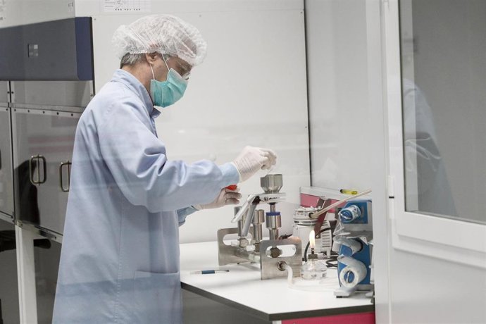 Un hombre trabaja en el edificio del Control de Calidad del Laboratorio del Centro Militar de Farmacia de la Defensa en la base logística de San Pedro, en Colmenar Viejo/Madrid (España) a 16 de abril de 2020.