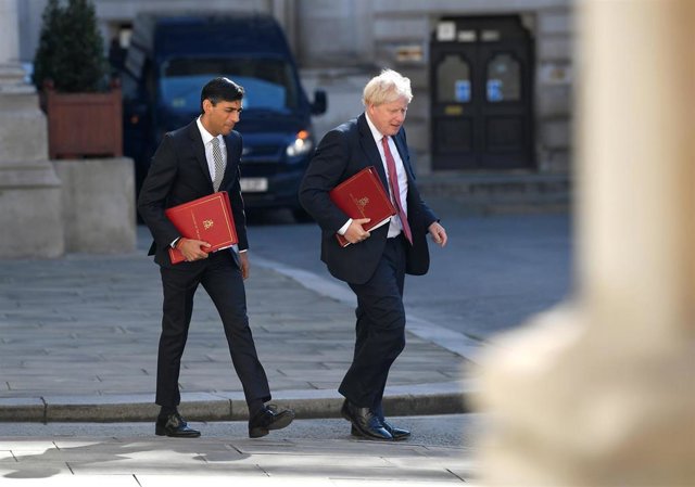 01 September 2020, England, London: UK Prime Minister Boris Johnson (R) and Chancellor of the Exchequer Rishi Sunak arrive at the Foreign and Commonwealth Office in London for a cabinet meeting. Photo: Toby Melville/PA Wire/dpa