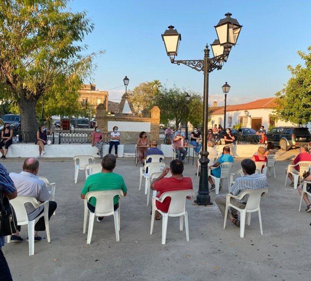 El Ayuntamiento de Almonaster la Real (Huelva) se reúne con los vecinos de Cueva de la Mora afectados por el incendio.
