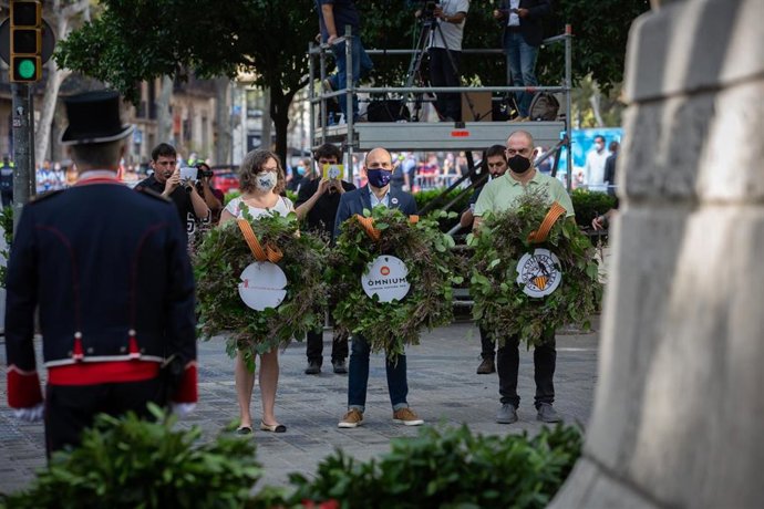 El vicepresidente de mnium Cultural, Marcel Mauri, junto con miembros de la entidad, en la ofrenda floral a Rafael Casanova