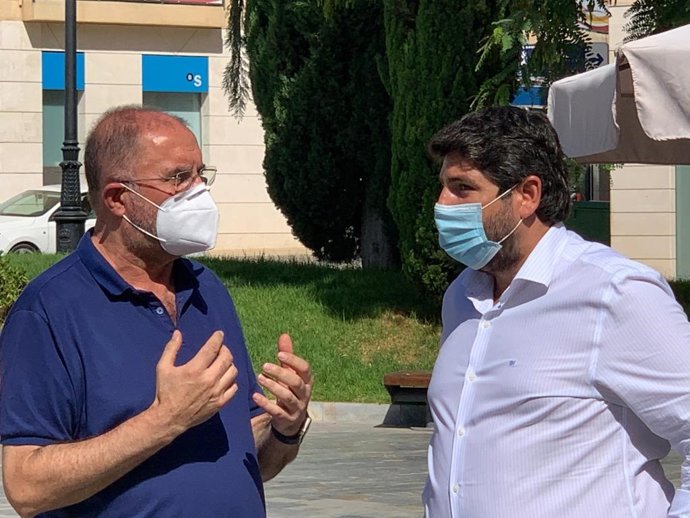 El presidente de la Región de Murcia, Fernando López Miras (d), y el alcalde de Totana, Juan José Cánovas (i)