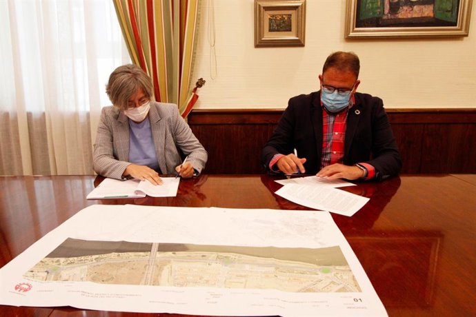 Leire Iglesias y Antonio Rodríguez Osuna firman el convenio.