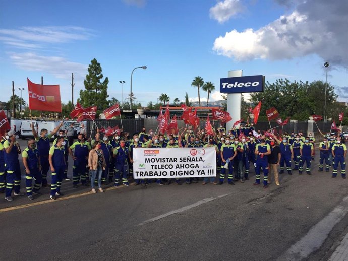 Trabajadores concentrados en la sede de la empresa en Mallorca.