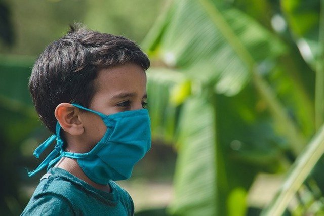 Niño con mascarilla.
