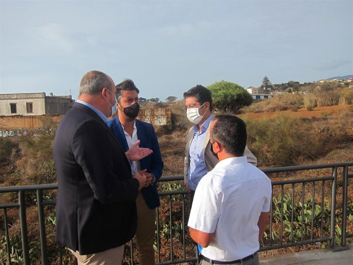 El vicepresidente del Cabildo de Tenerife, Enrique Arriaga, el alcalde, Luis Yeray Gutiérrez y el presidente del Cabildo, Pedro Martín, en una visita a la rotonda de Lora y Tamayo